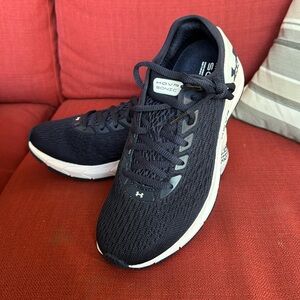 New in Box Women’s Under Armour Hovr Sonic 3 size 7